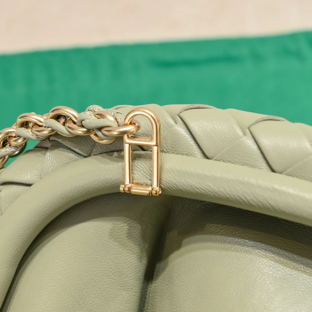Batch 2260 Bitters Venetia 2024 summer series brings Lauren 1980 handbags back to the public eye. The design of the bag is inspired by ancient Roman architecture. It uses the brand's iconic Intrecciato lambskin woven bag body with a hard frame. No logo can be seen on the whole bag. It is equipped with a leather woven metal chain. When using it as a clutch, just put the chain directly in the bag ~ showing an elegant and timeless style. Decades later, when Lauren Hutton once again walked on the Bottega Venetia spring and summer show with this bag, the charm of the year still remains intact despite the passage of time. Size: 31.5*16.5*11 Style number: 5807#